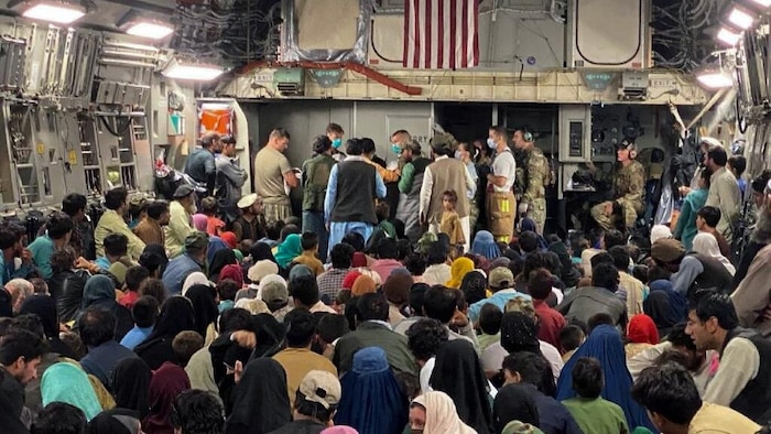 Des Afghans à bord d’un C-17 Globemaster III de l’armée américaine.