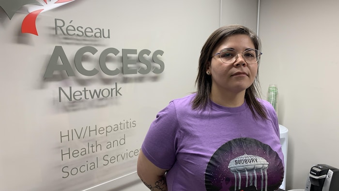 Kaela Pelland dans les locaux du Réseau ACCESS Network.