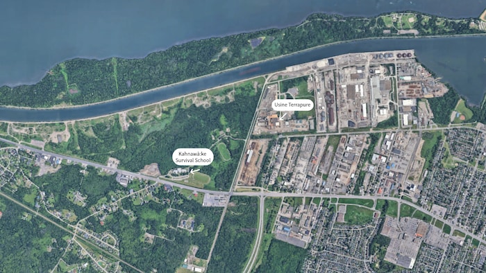 Une carte montrant l'emplacement d'une usine et d'une école