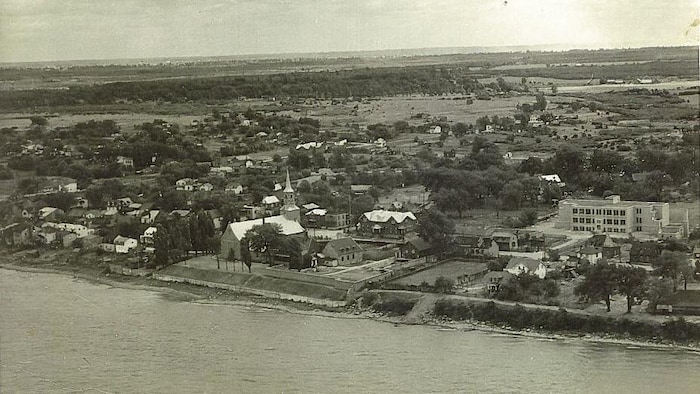 Une vue aérienne de la communauté de Kahnawake en 1949.