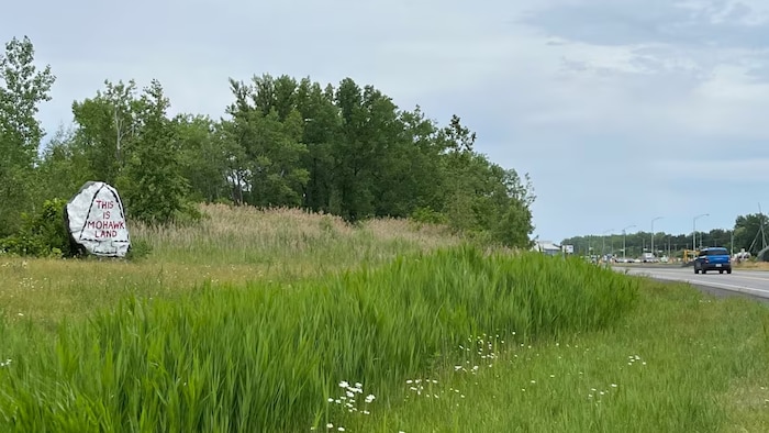 Une pierre peinte porte l'inscription « C'est une terre mohawk ».