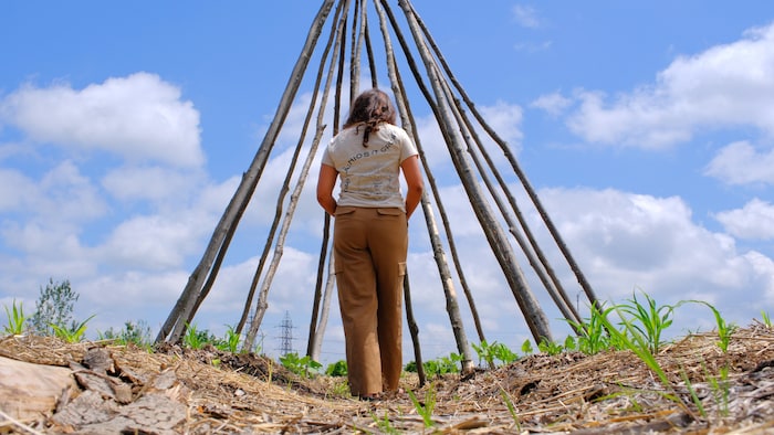 Brooke Rice dans son jardin circulaire de semences. 