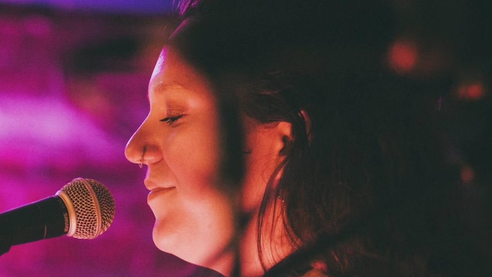 Kahtolin sur scène. 