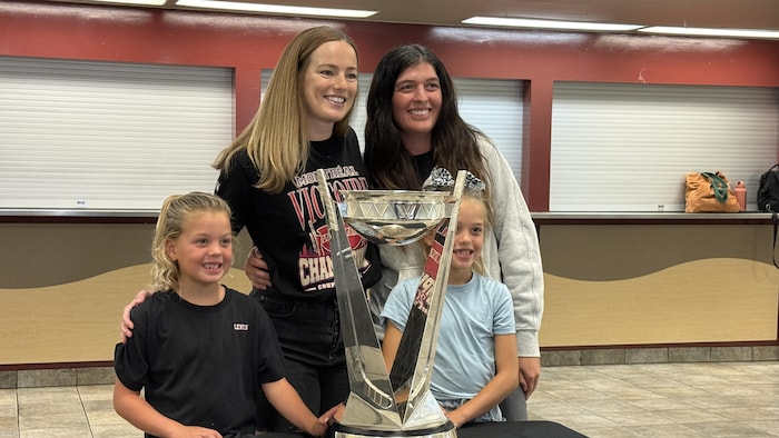 Kaitlin Willoughby prend une photo avec ses partisans.