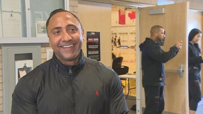 Portrait d'un homme souriant. 