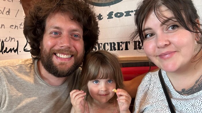 La famille est tout sourire en voyage.