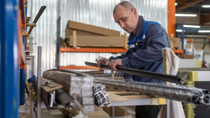 Un ouvrier travaille dans l'usine de kalush.