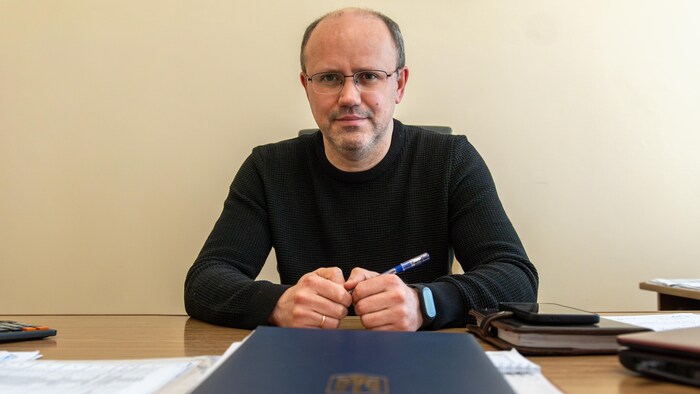 Bohdan Biletsky assis à son bureau.