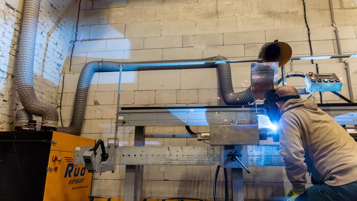 Un ouvrier travaille dans l'entreprise d'ingénierie hydraulique Motorimpex, à Kalush.