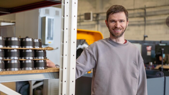 Dmytro Shevchenko pose près de marchandises.