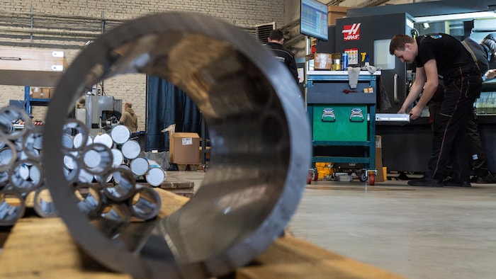 Un ouvrier travaille dans l'entreprise d'ingénierie hydraulique Motorimpex, à Kalush.