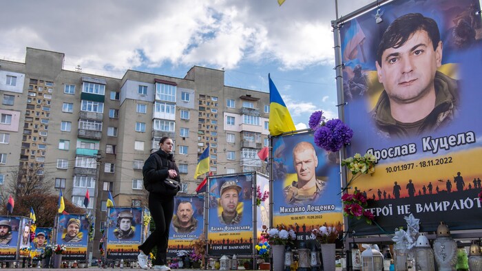 Mémorial pour les soldats tombés sur le front, dans la ville de Kalush.