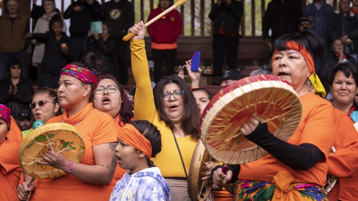 Des femmes autochtones chantent et jouent du tambour à Kamloops.