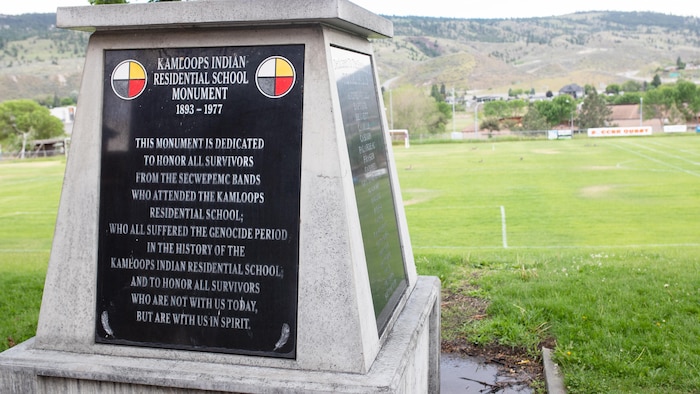 Un monument honorant les survivants du pensionnat autochtone de Kamloops.