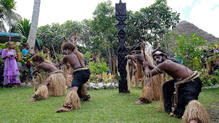 Des Kanak font une danse traditionnelle. 