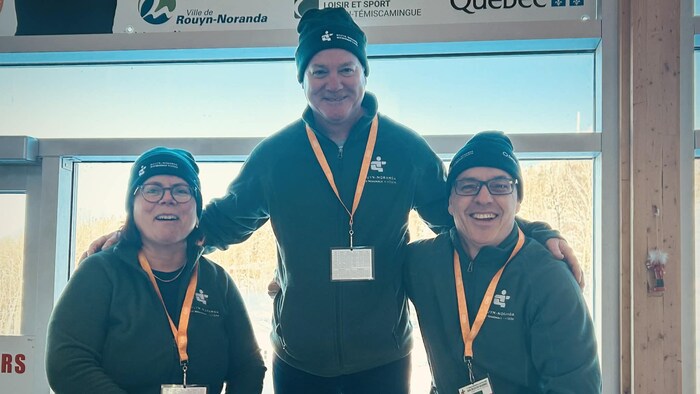 Trois personnes sur un podium à l'intérieur du chalet du Mont Kanasuta.