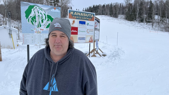 un homme debout dans un station de ski 