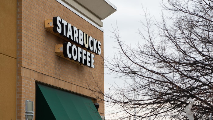 La façade d'un Starbucks à Ottawa.
