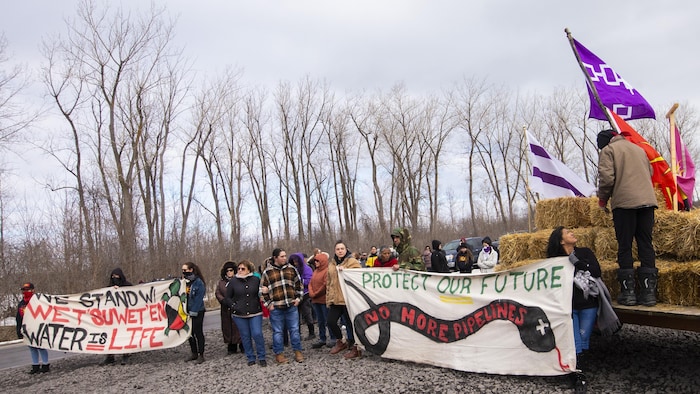 Manifestación indígena de los mohawks en Canadá en rechazo a la construcción de un oleoducto.