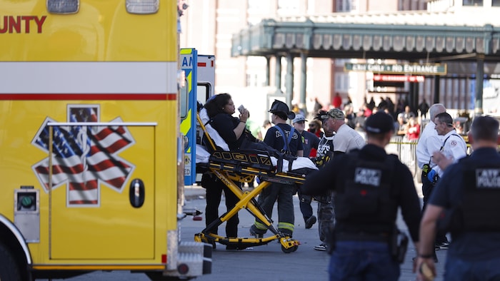Une personne est transportée vers une ambulance à Kansas City.