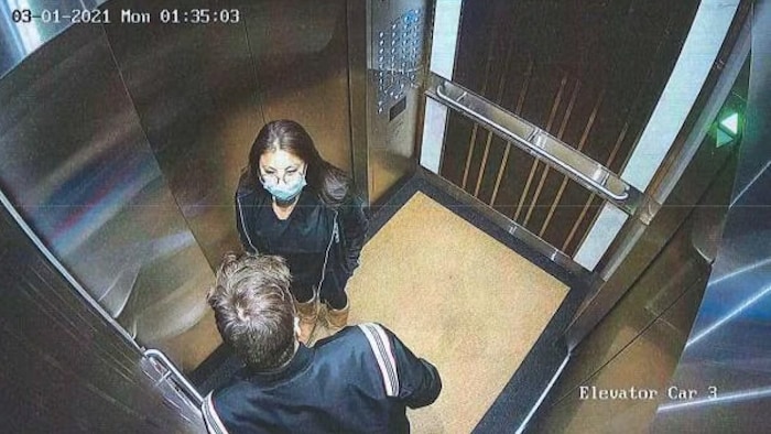 Oliver Karafa et Lucy Li dans un ascenseur à Toronto.