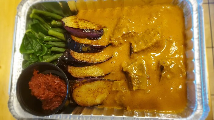 Kare-kare na nasa aluminum container.