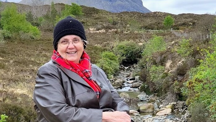 Karen Blanchet devant un ruisseau.