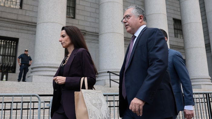 Karen Friedman Agnifilo et Marc Agnifilo marchent devant le palais de justice.