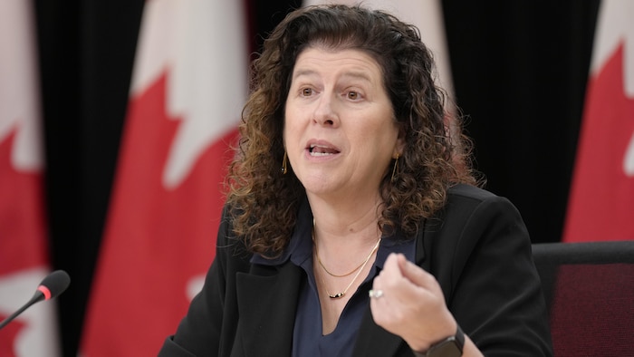Karen Hogan parle lors d'une conférence de presse.