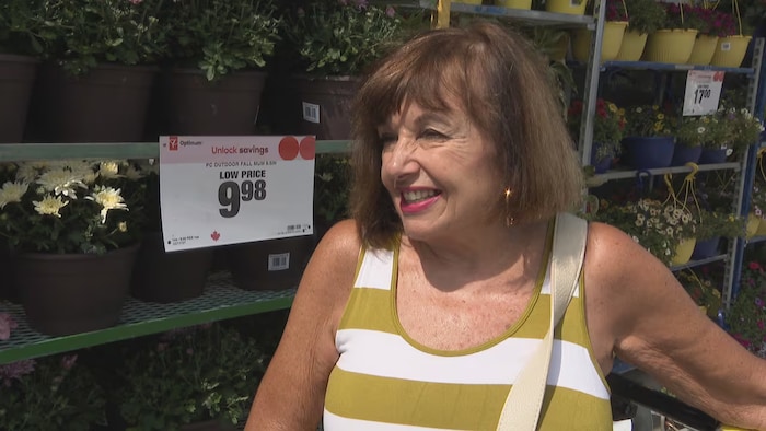Karen Novak en entrevue dans une épicerie.