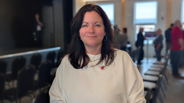 Karie Bernèche sourit légèrement pour la photo, prise dans la salle communautaire de Nédélec.