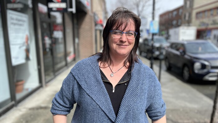 Karine Clément sourit au centre-ville de Rouyn-Noranda.