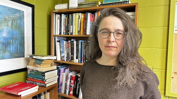 Portrait de la professeure d'histoire Karine Hébert dans son bureau de l'UQAR.