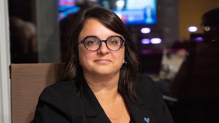 Karine Malenfant suit la soirée électorale à la télévision avec sa garde rapprochée.