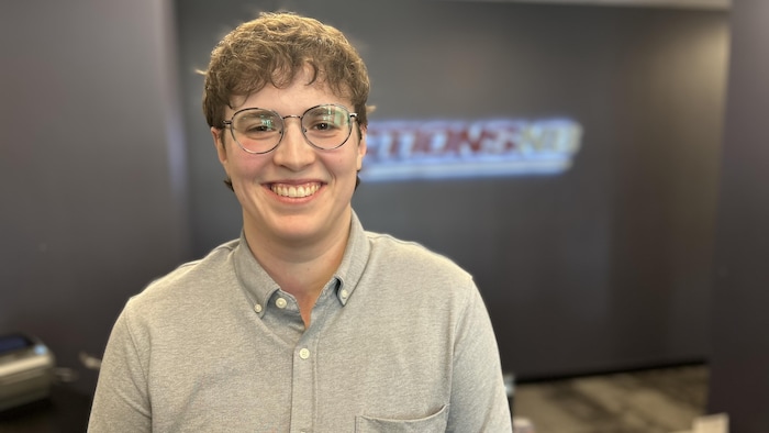 Une photo de Karine Pitre dans les bureaux d'Élections NB. 
