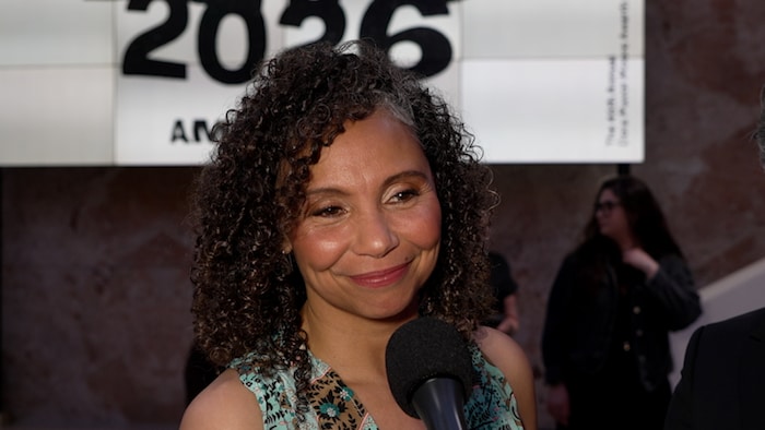 Portait de Karine Ricard sur le tapis rouge des prix Dora.