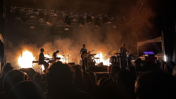 Le groupe Karkwa en prestation sur scène.