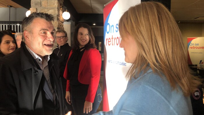 Karl Blackburn discute avec des militants.