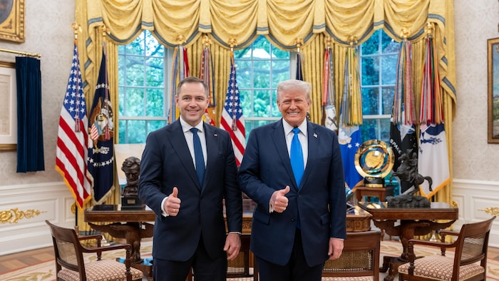 Karol Nawrocki et Donald Trump font des pouces en l'air dans le bureau ovale.