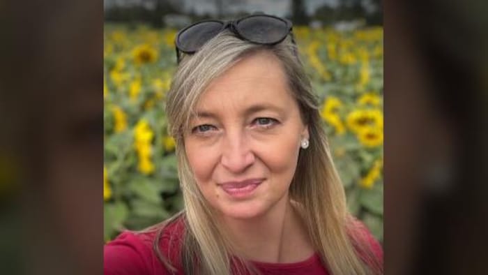 Égoportrait de Karolina Huebner-Makurat dans un champ de tournesols.