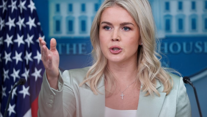 Karoline Leavitt fait un geste de la main en parlant lors d'une conférence de presse, le 9 septembre 2025.