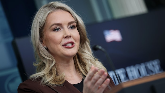 Karoline Leavitt, au podium de la Maison-Blanche, parle devant un micro.