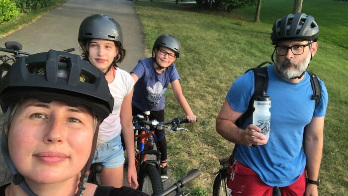 Karrie Porter et sa famille en sortie vélo.