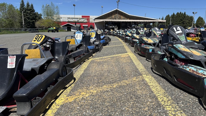 Des voiturettes de karting cordés.