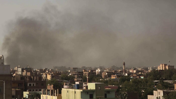 De la fumée s'élève à Khartoum. 