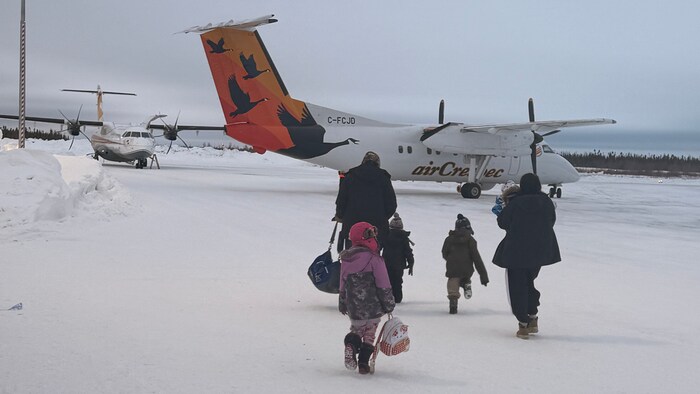 Une famille de la Première Nation de Kashechewan s'apprête à monter dans un avion pour Kapuskasing.