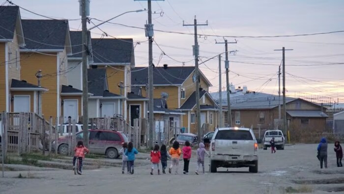 Des enfants sur la route dans un quartier.