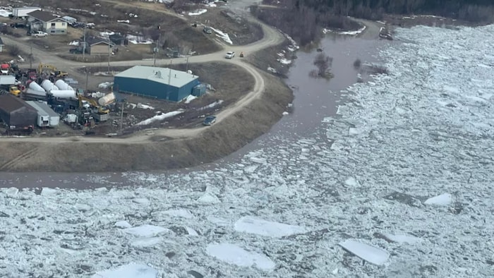 Un village situé au bord d'un lac.