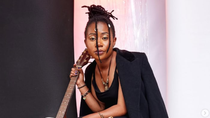 Naomi Kashibura pose avec une guitare.