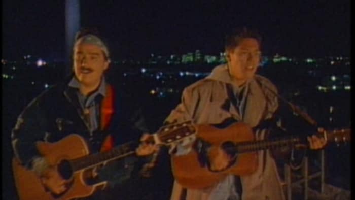 Florent Vollant et Claude McKenzie chantent en jouant de la guitare.
